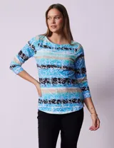 Remera de algodón estampada con rayas horizontales en tonos beige, blanco y negro. Tiene mangas 3/4 y escote a la base.