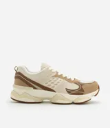 Championes estilo dad sneaker color beige, blanco y marrón, con cordones y suela alta.