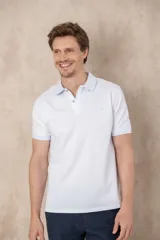 Remera tipo polo blanca de piqué de algodón, con cuello y puños celestes y logo bordado en el pecho.