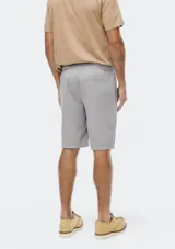 Bermuda color beige de sarga con cintura elastizada y cordón ajustable.