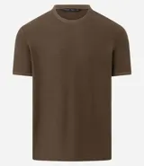 Remera de mangas cortas color crema, confeccionada con 50% algodón y 50% poliéster, con cuello redondo y tejido texturizado.