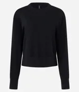 Suéter boxy color marrón, de punto leve, con cuello redondo y mangas largas con puños y bajo acanalados.