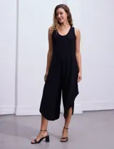 Mono enterizo negro de seda fría, con ruedo asimétrico y corte holgado.