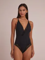 Body negro de tirantes finos con escote profundo en V y detalles de encaje en el escote y los bordes de la pierna.