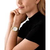 Reloj Michael Kors modelo Runway, color dorado con esfera plateada, caja de acero inoxidable de 38mm y pulsera de eslabones gruesos.