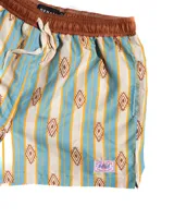 Short de baño de microfibra con estampado de rayas verticales en tonos celeste y beige, con motivos geométricos en color ocre. Tiene cintura elastizada marrón con cordón ajustable, dos bolsillos laterales y uno trasero.