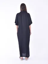 Vestido largo color verde claro, con cuello camisero, mangas cortas y bolsillos laterales.