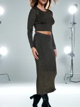 Falda midi de punto color marrón con lurex dorado y abertura lateral.