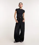 Blusa blanca de poliamida con cuello redondo y mangas cortas.