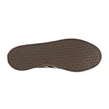 Championes Adidas VL Court Base blancos con detalles en negro y suela marrón. Presentan las tres tiras características de la marca en los laterales y puntera de gamuza gris.