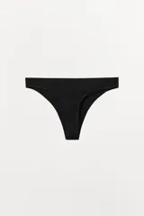 Tanga negra de tiro medio con cintura elástica.