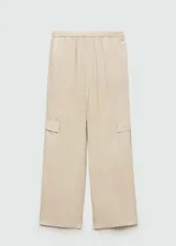 Pantalón color beige de tejido fluido, corte recto y diseño largo. Cuenta con cintura elástica, bolsillos laterales, bolsillos cargo y bolsillos de ribete en la parte posterior.