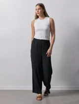 Pantalón negro de pierna ancha, marca Ninety. Con pretina ancha y elastizada.
