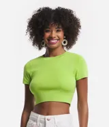 Blusa cropped de viscosa texturizada color verde lima, con cuello redondo y mangas cortas. Presenta un diseño acanalado. El tejido es ligero y transpirable.