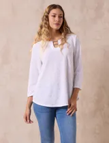Blusa negra de tejido labrado marca Ruby Rd, con cuello redondo, escote en V y aplique metálico en el escote. Manga tres cuartos.