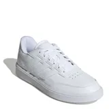 Championes Adidas Courtblock blancos de cuero sintético, con las tres tiras características de la marca en los laterales.