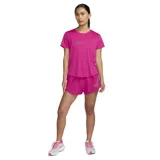 Remera deportiva Nike Dri-FIT color fucsia con logo Swoosh estampado en el pecho.