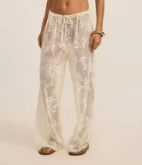 Pantalón de playa blanco de encaje floral con cintura elastizada ajustable con cordón.