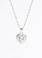 Cadena plateada con dije de corazón con circonia blanca.