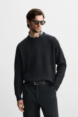 Sweater negro de punto con cuello redondo y manga larga. Presenta parches combinados a tono en hombros y codos.