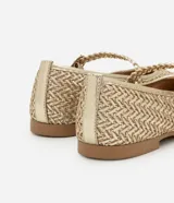 Zapatilla chatita metalizada dorada con puntera redonda, tira con hebilla y textura trenzada.