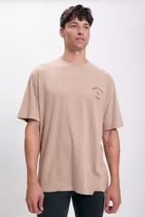 Remera color visón de corte amplio con estampa pequeña en el pecho.