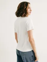 Remera blanca de corte slim y cuello redondo.