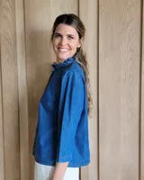 Camisa color crudo, de corte recto, con cuello mao y mangas 3/4 con detalle de puño en contraste.