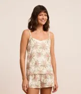 Conjunto de pijama corto de malla suave con estampado de follaje, compuesto por una blusa con tirantes ajustables y un short con cintura elástica.