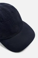 Gorra verde militar de algodón con visera y ajuste trasero.