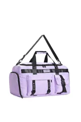 Bolso deportivo tipo duffel bag, color lila, con múltiples bolsillos frontales con cierres y correas ajustables con hebillas. Presenta detalles en negro y logos bordados con la palabra "TRDY" y "TRENDY".