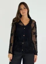 Camisa beige de crochet con cuello clásico, manga larga y cierre frontal con botones.