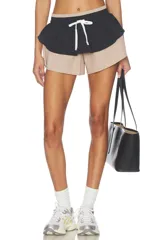 Short deportivo de nylon color beige con una capa superior negra fruncida en la cintura, con cordón blanco ajustable.