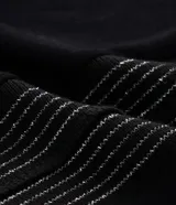 Blusa negra de viscosa con escote en V, mangas cortas y detalle de hilo metalizado en el frente.