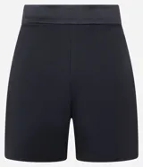 Short de sastrería corto color negro, confeccionado en crepé con detalles satinados en la cintura y los frisos. Cuenta con bolsillos incorporados y cierre delantero con cremallera.