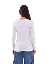 Remera verde militar de manga larga con cuello en V y estampado floral en tonos naranja.