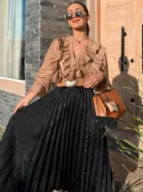 Falda larga plisada de satén color negro, con efecto brillante y cintura elástica.