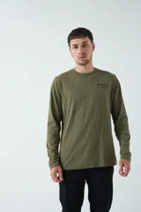 Remera manga larga verde militar con estampado en la espalda que dice 'look Mistral only' y una frase motivacional.