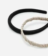 Kit de dos tiaras para el pelo, una acolchada color negro y otra drapeada color beige.