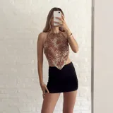 Top con estampado abstracto en tonos marrones y blancos, con tiras para atar en el cuello y la espalda.