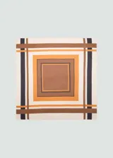Pañuelo cuadrado con estampado geométrico de cuadrados concéntricos en tonos marrón, naranja y negro sobre fondo blanco. Confeccionado en tejido satinado.