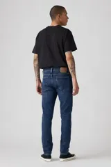 Jeans de mezclilla azul oscuro, corte skinny, con cierre de botones y tiro medio.