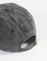 Gorra de béisbol gris gastada con bordado frontal de la palabra "Brooklyn" en color crema y el año "1947" debajo.