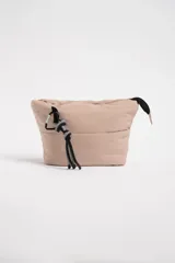 Necesser de poliéster color beige con diseño capitoneado y cierre superior con cremallera negra.
