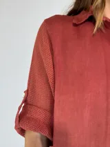 Vestido camisero largo color beige, con cuello clásico, abotonadura frontal completa, mangas 3/4 con trabilla y aberturas laterales.