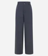 Pantalón de vestir gris oscuro, de corte recto, con bolsillos laterales y botón en la cintura.