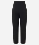 Pantalón negro de corte carrot, con trabillas en la cintura, detalle metálico y pliegues.