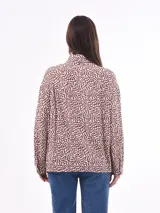 Camisa de corte oversize con estampado en tonos marrón y blanco.