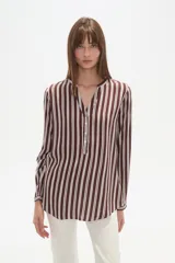 Blusa de viscosa con cuello mao y abertura frontal con botones. Presenta un estampado de rayas verticales finas en tonos azul claro, blanco, marrón y azul oscuro.