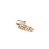 Anillo dorado con diseño abierto, con una pieza rectangular de nácar en un extremo y una hilera de circonitas rectangulares en el otro.